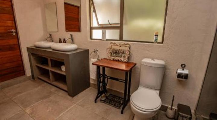 Bush Baby Valley Lodge