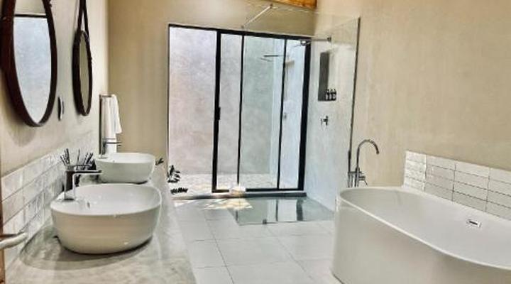 Bush Baby Valley Lodge