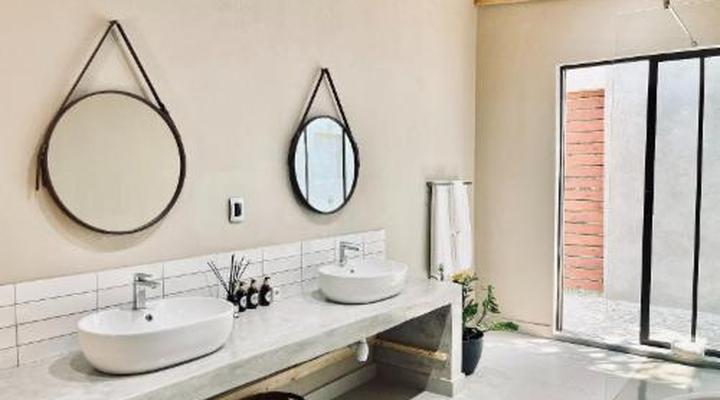 Bush Baby Valley Lodge