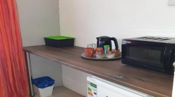 Lyronne Guesthouse Shuttle and Tours