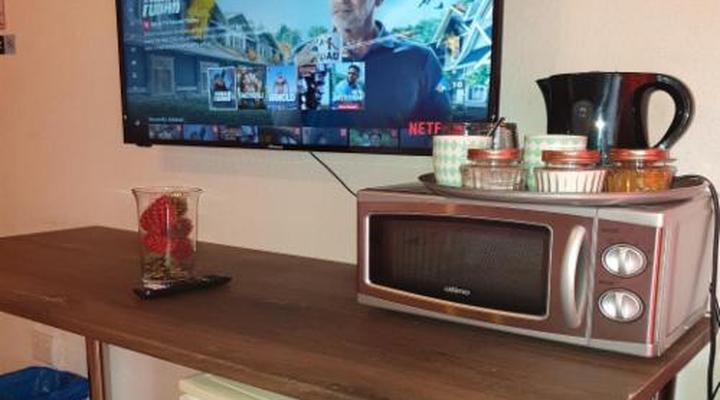 Lyronne Guesthouse Shuttle and Tours