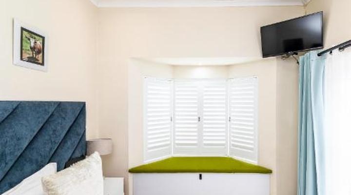 Modern Executive Unit