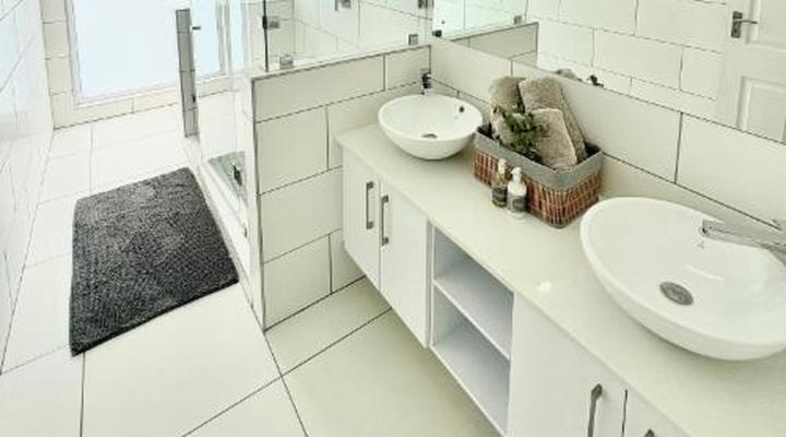 175 A on Uniab Close