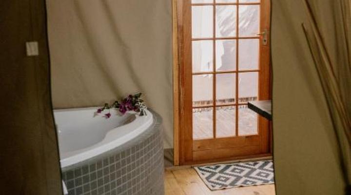 Chandelier Game Lodge & Ostrich Show Farm