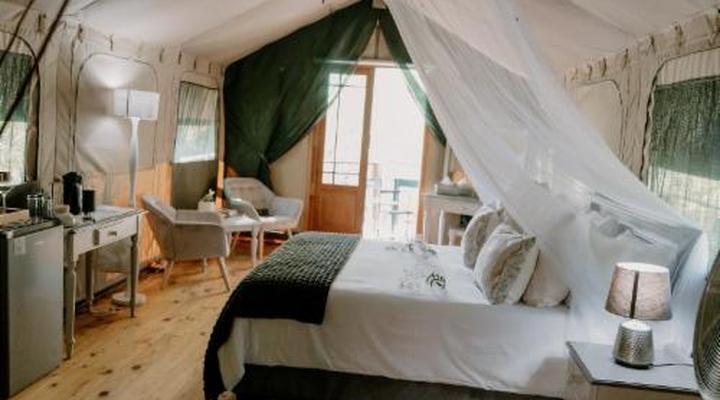 Chandelier Game Lodge & Ostrich Show Farm