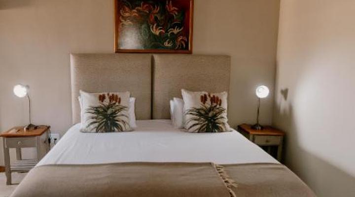 Chandelier Game Lodge & Ostrich Show Farm