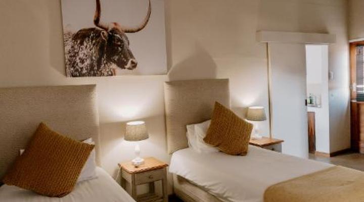 Chandelier Game Lodge & Ostrich Show Farm