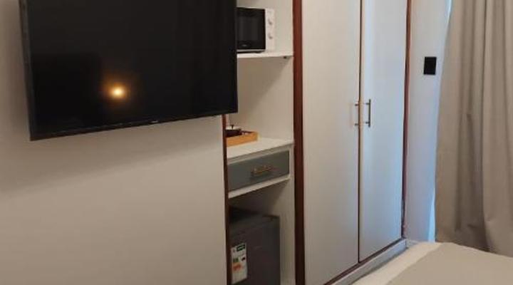 White House River Manor