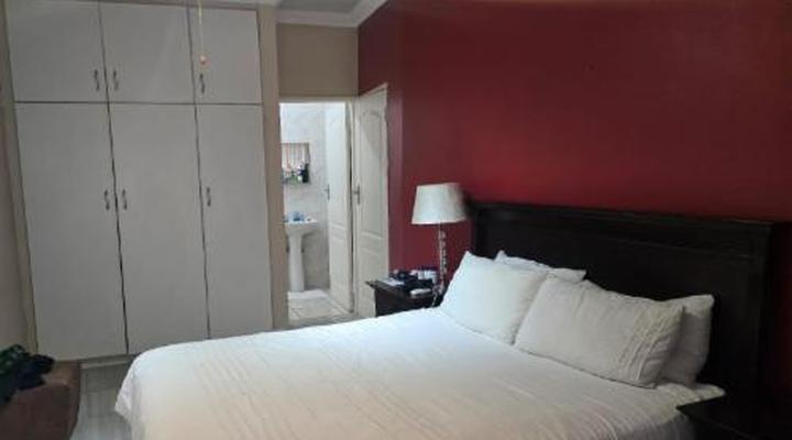 Thatchville Guesthouse