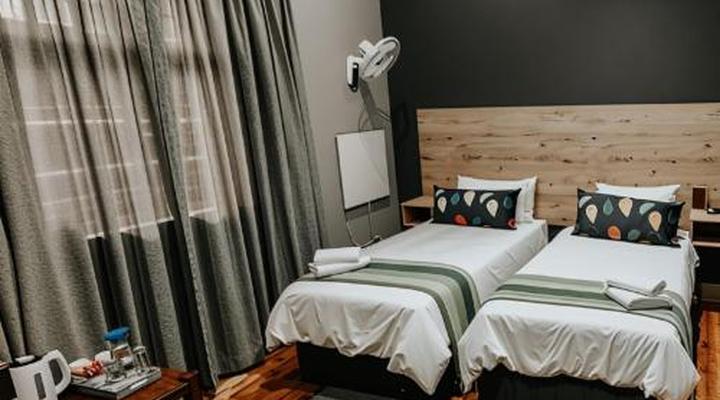 Bo Kamer Guesthouse / Livingwaters Self Catering