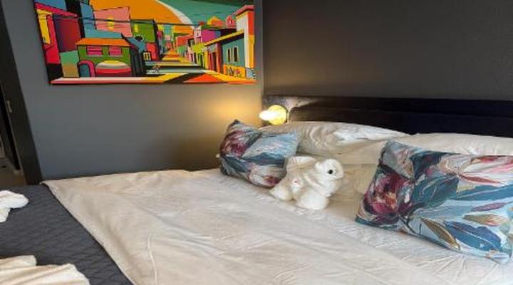 Urban Elephant The Rose